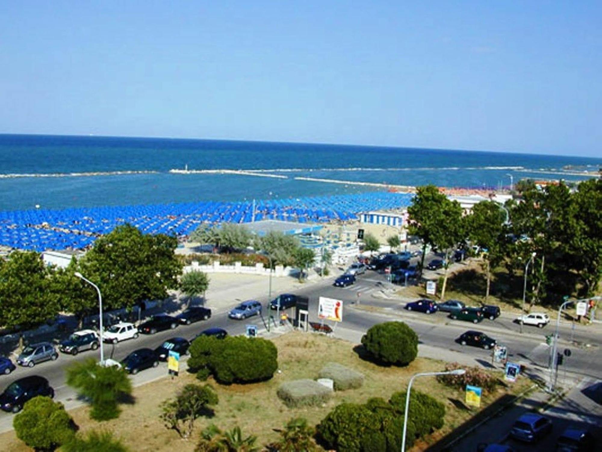 Hotel Holiday Пескара Екстер'єр фото