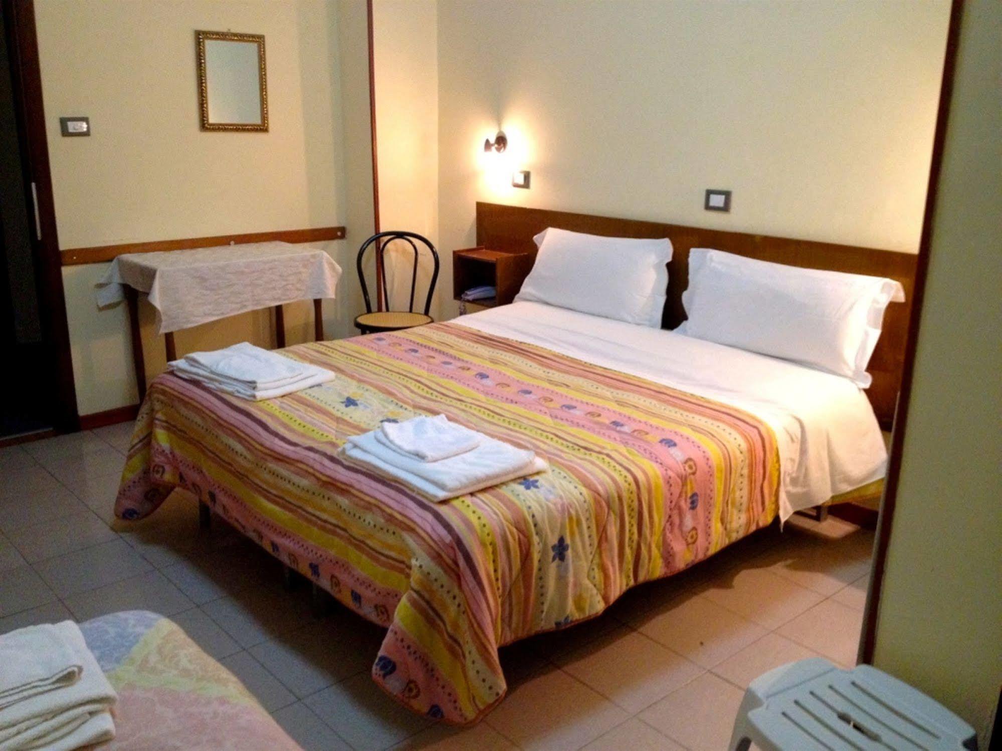 Hotel Holiday Пескара Екстер'єр фото