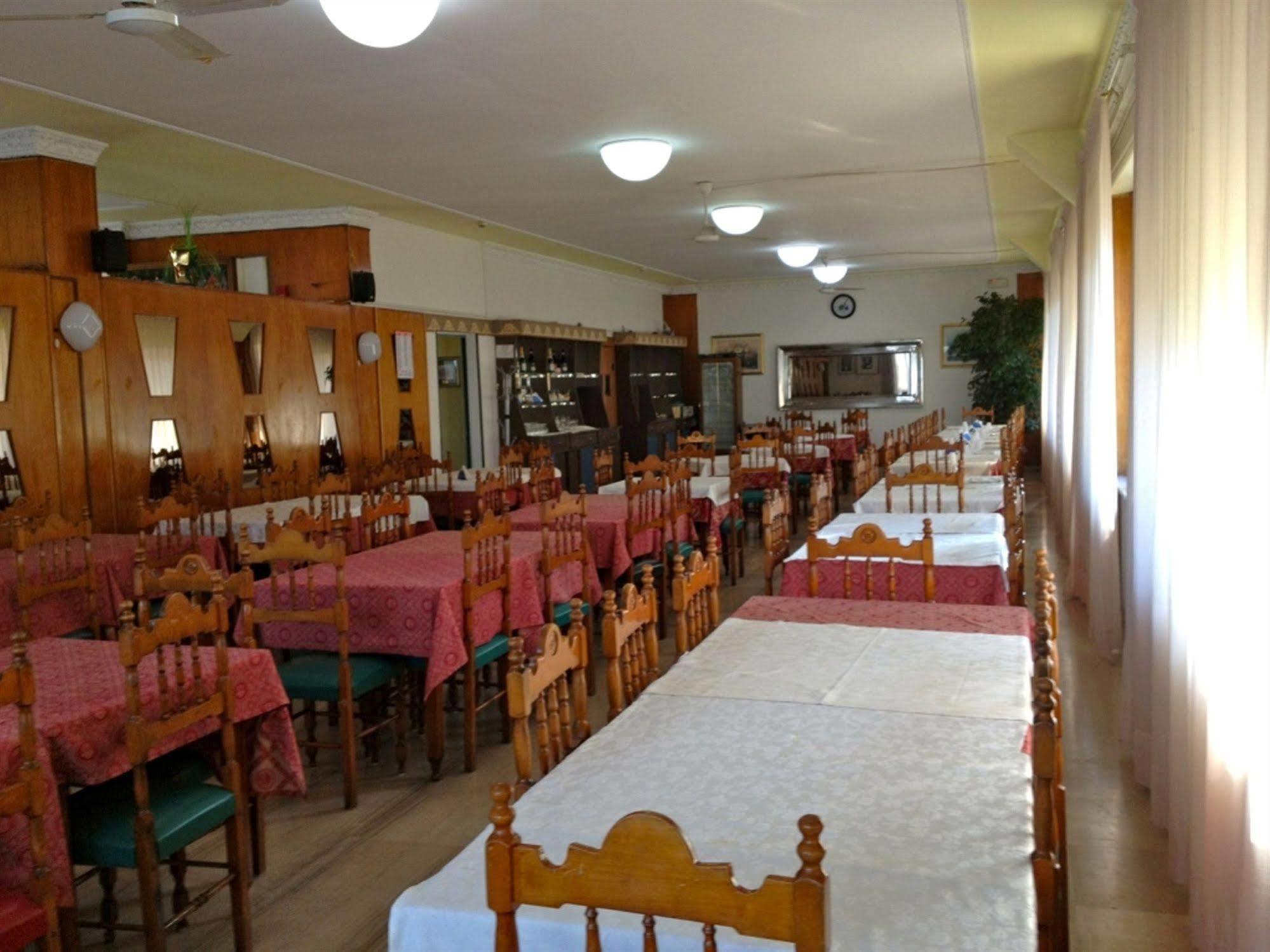 Hotel Holiday Пескара Екстер'єр фото